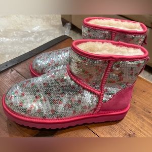 Ugg Women pink Rose boots In Full Flower Coverage Sequins Sz. 7